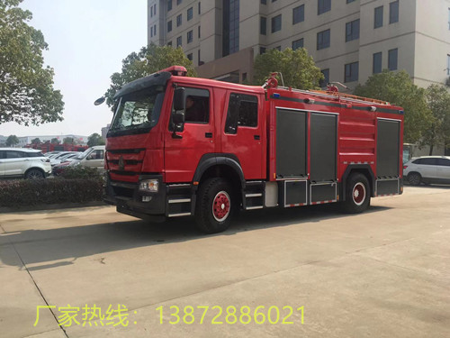 8吨豪沃泡沫干粉联用消防车