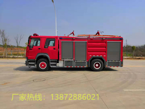8吨豪沃泡沫干粉联用消防车
